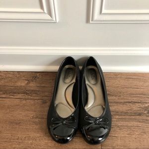 Black flats with bow and patent leather
